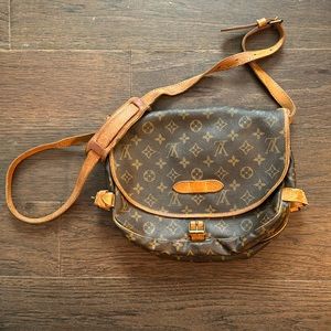 Louis Vuitton Saumer messenger crossbody - missing center strap.